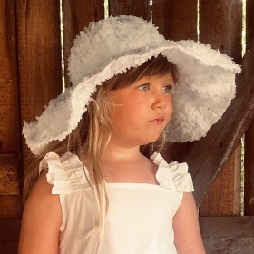 Bild på The Tiny Universe Solhatt med blommor (Vit)